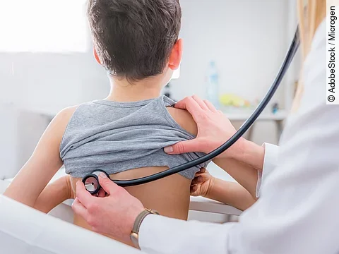 Kind bei Untersuchung