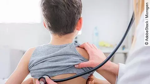 Kind bei Untersuchung