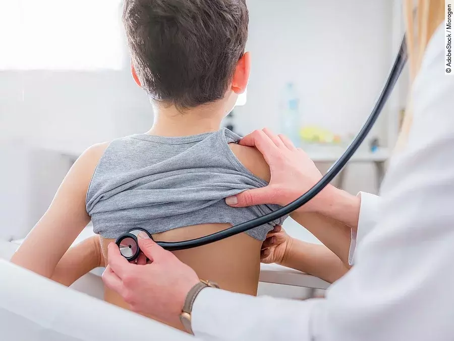 Kind bei Untersuchung