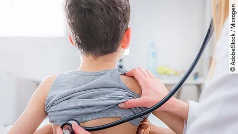 Kind bei Untersuchung