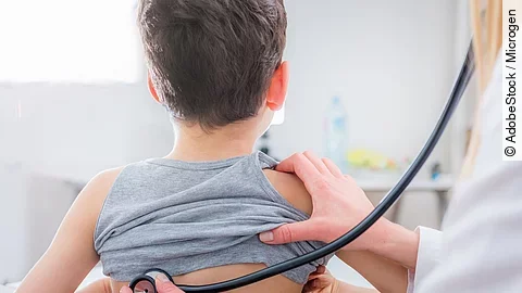 Kind bei Untersuchung