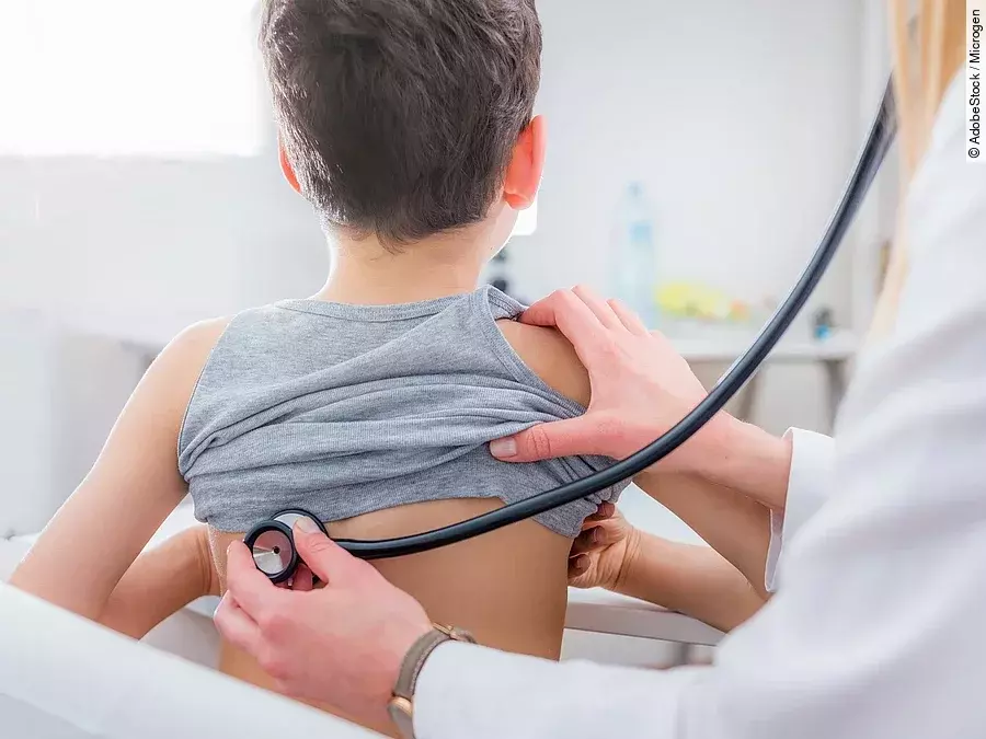 Kind bei Untersuchung