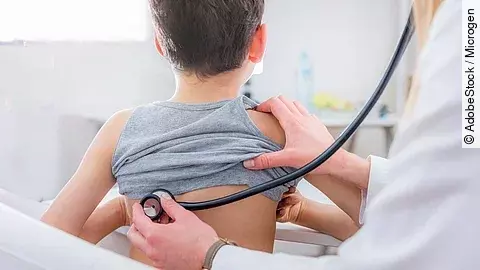 Kind bei Untersuchung