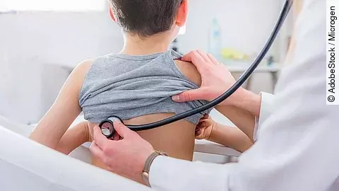 Kind bei Untersuchung