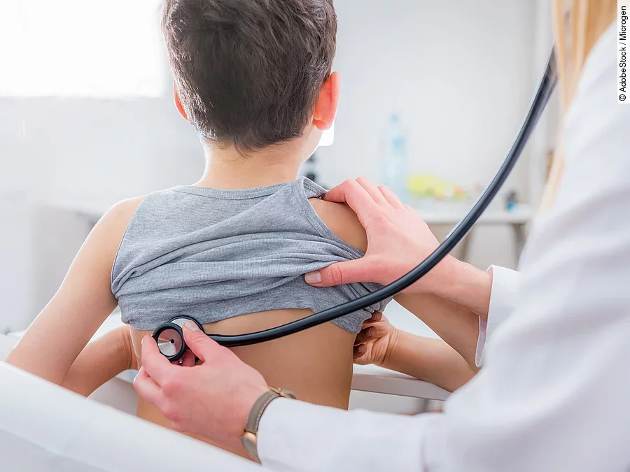 Kind bei Untersuchung