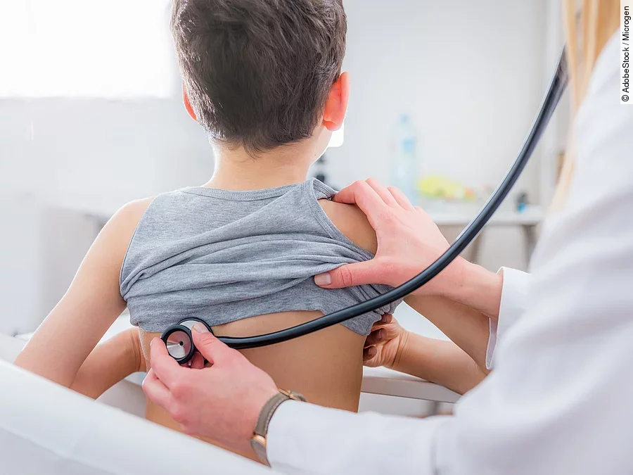 Kind bei Untersuchung