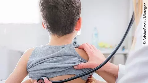 Kind bei Untersuchung