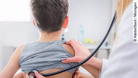 Kind bei Untersuchung