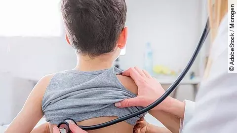 Kind bei Untersuchung