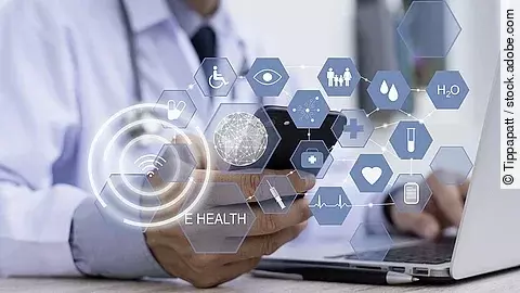 Ein Arzt hält ein Tablet in den Händen. Über dem Gerät schweben Symbole und Icons in einer hologrammartigen Darstellung.