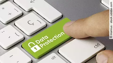 Datensschutz Ein Finger zeigt auf ein Taste einer gängigen Laptop-Tastatur. Auf dieser Taste steht "Data Protection. Sie ist grün eingefärbt.