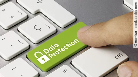 Ein Finger zeigt auf ein Taste einer gängigen Laptop-Tastatur. Auf dieser Taste steht "Data Protection. Sie ist grün eingefärbt.