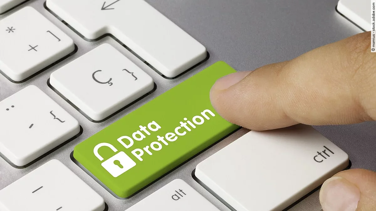 Ein Finger zeigt auf ein Taste einer gängigen Laptop-Tastatur. Auf dieser Taste steht "Data Protection. Sie ist grün eingefärbt.