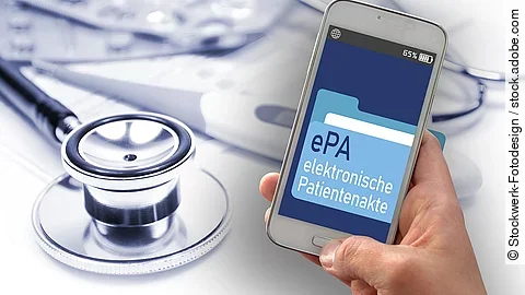 Eine Hand hält ein Smartphone. Auf dem Display steht "ePa - Elektronische Patientenakte".