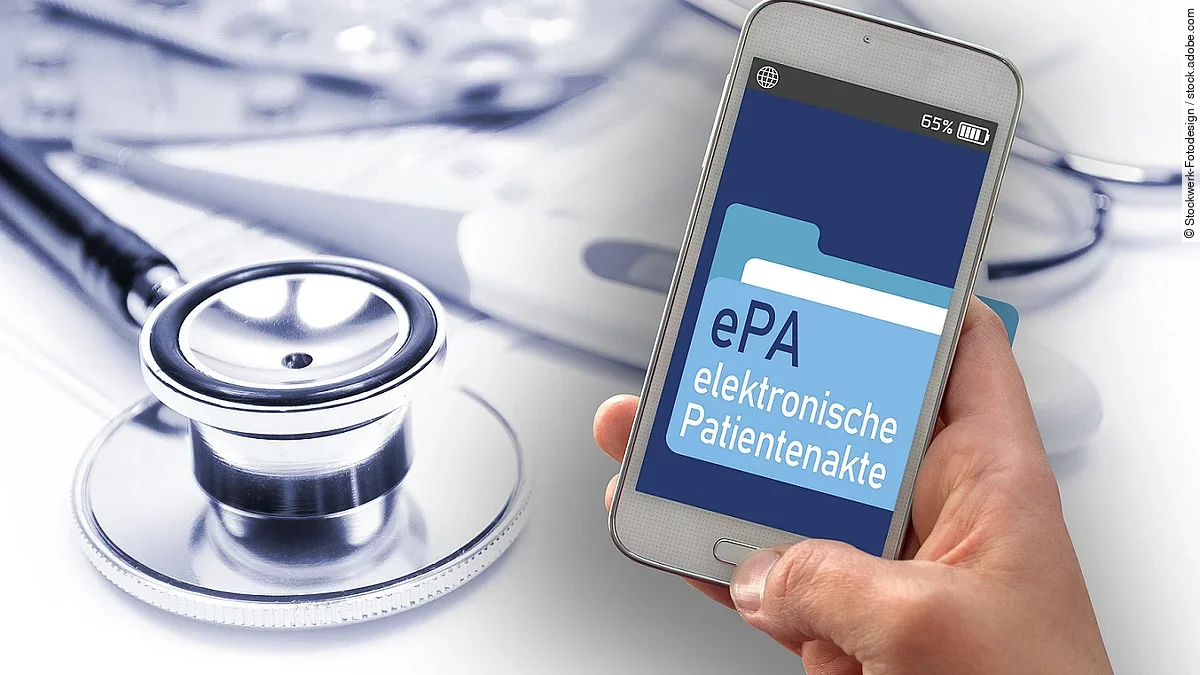 Eine Hand hält ein Smartphone. Auf dem Display steht "ePa - Elektronische Patientenakte".