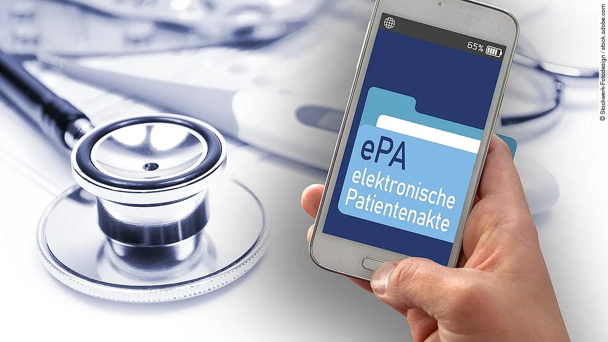 Eine Hand hält ein Smartphone. Auf dem Display steht "ePa - Elektronische Patientenakte".