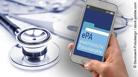 Eine Hand hält ein Smartphone. Auf dem Display steht "ePa - Elektronische Patientenakte".