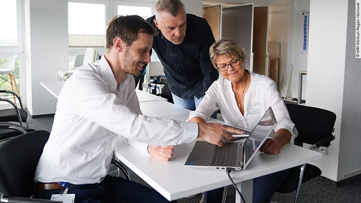 Daniel Ewert-Schönstein (l.), Dr. Karin Kobusch und Dr. Bernhard Tautz