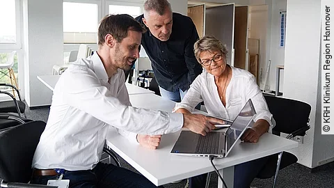 Daniel Ewert-Schönstein (l.), Dr. Karin Kobusch und Dr. Bernhard Tautz Daniel Ewert-Schönstein (l.), Dr. Karin Kobusch und Dr. Bernhard Tautz