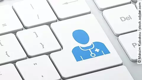 Weße Tastatur. Auf der "Enter"-Tase ist ein Icon in Form eines Arztes abgebildet.