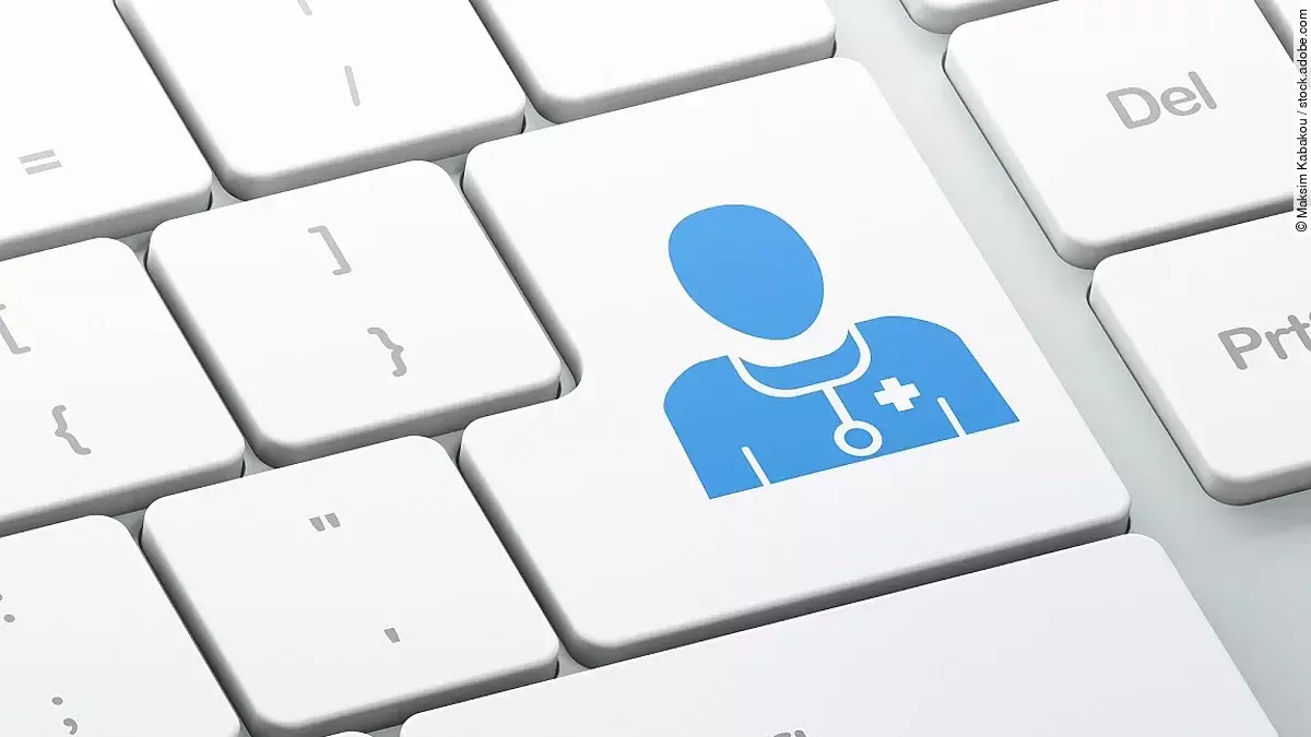 Digital Health Weße Tastatur. Auf der "Enter"-Tase ist ein Icon in Form eines Arztes abgebildet.