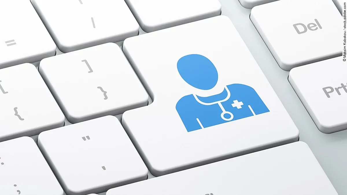 Weße Tastatur. Auf der "Enter"-Tase ist ein Icon in Form eines Arztes abgebildet.