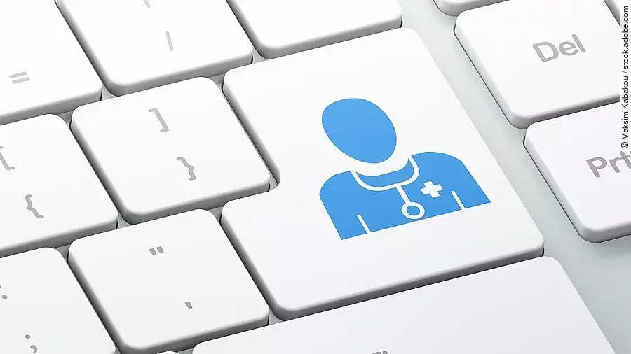 Weße Tastatur. Auf der "Enter"-Tase ist ein Icon in Form eines Arztes abgebildet.