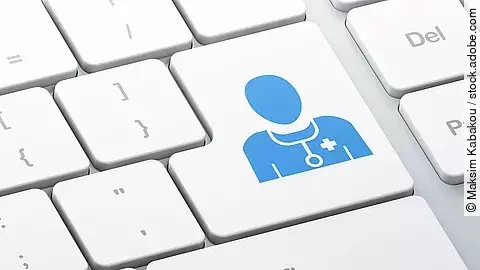 Digital Health Weße Tastatur. Auf der "Enter"-Tase ist ein Icon in Form eines Arztes abgebildet.