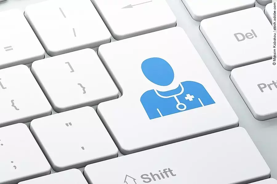 Weße Tastatur. Auf der "Enter"-Tase ist ein Icon in Form eines Arztes abgebildet.