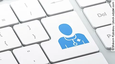 Weße Tastatur. Auf der "Enter"-Tase ist ein Icon in Form eines Arztes abgebildet.