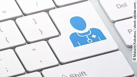 Weße Tastatur. Auf der "Enter"-Tase ist ein Icon in Form eines Arztes abgebildet.