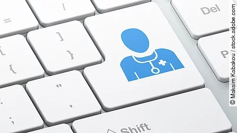 Weße Tastatur. Auf der "Enter"-Tase ist ein Icon in Form eines Arztes abgebildet.