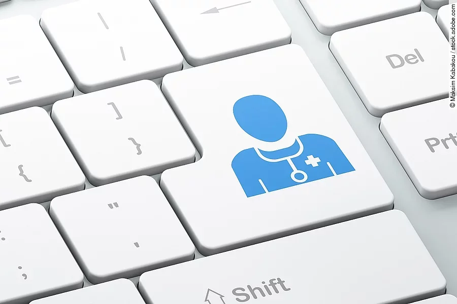 Digital Health Weße Tastatur. Auf der "Enter"-Tase ist ein Icon in Form eines Arztes abgebildet.