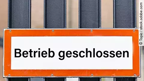 Tür mit "Betrieb geschlossen"-Schild