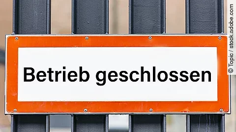Tür mit "Betrieb geschlossen"-Schild