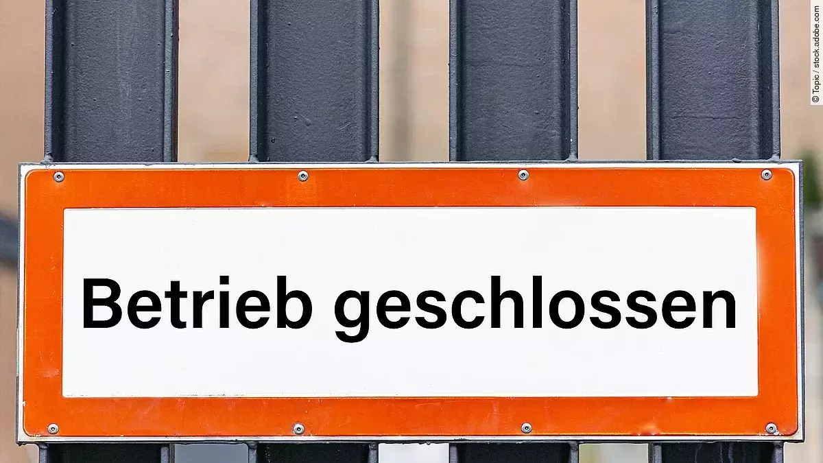 Tür mit "Betrieb geschlossen"-Schild