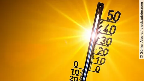 Ein Thermometer vor der strahlenden Sonne zeigt hohe Temperaturen zwischen 30 und 40 Grad.