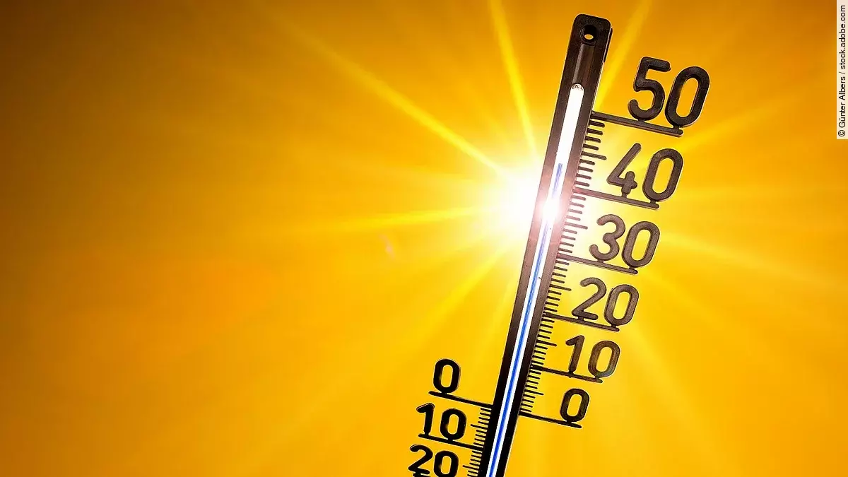 Ein Thermometer vor der strahlenden Sonne zeigt hohe Temperaturen zwischen 30 und 40 Grad.