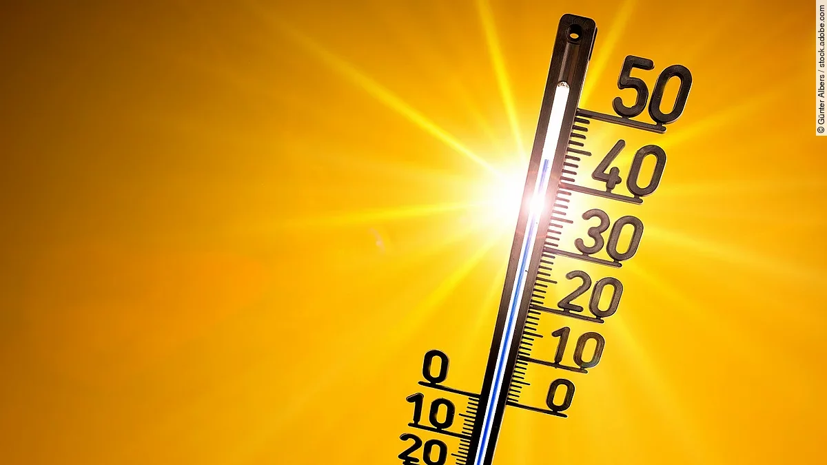 Ein Thermometer vor der strahlenden Sonne zeigt hohe Temperaturen zwischen 30 und 40 Grad.