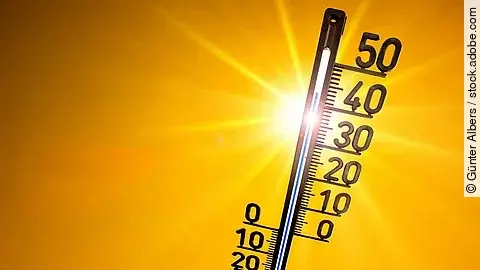 Hitzewelle Ein Thermometer vor der strahlenden Sonne zeigt hohe Temperaturen zwischen 30 und 40 Grad.