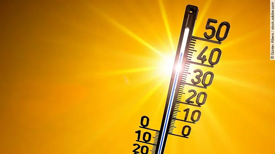 Ein Thermometer vor der strahlenden Sonne zeigt hohe Temperaturen zwischen 30 und 40 Grad.