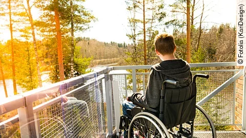 Junger Mann im Rollstuhl Junger Mann im Rollstuhl