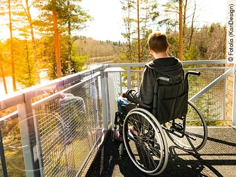 Junger Mann im Rollstuhl