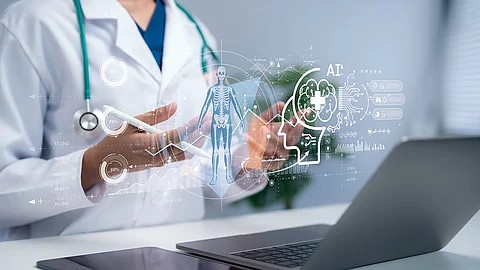 Arzt verwendet Tablet mit KI-Gehirn-Schnittstelle und digitalem menschlichen Skelett