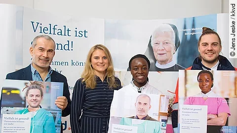 Von links: Sadullah Abdullah (stv. Pflegedirektor), Bernadette Rümmelin (kkvd Geschäftsführerin), Valerie Baumeister (Assistenzärztin), Johannes Brandl (Notfallsanitäter)