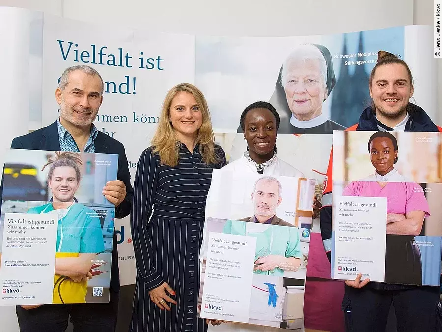 Von links: Sadullah Abdullah (stv. Pflegedirektor), Bernadette Rümmelin (kkvd Geschäftsführerin), Valerie Baumeister (Assistenzärztin), Johannes Brandl (Notfallsanitäter)