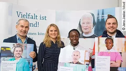 Von links: Sadullah Abdullah (stv. Pflegedirektor), Bernadette Rümmelin (kkvd Geschäftsführerin), Valerie Baumeister (Assistenzärztin), Johannes Brandl (Notfallsanitäter)