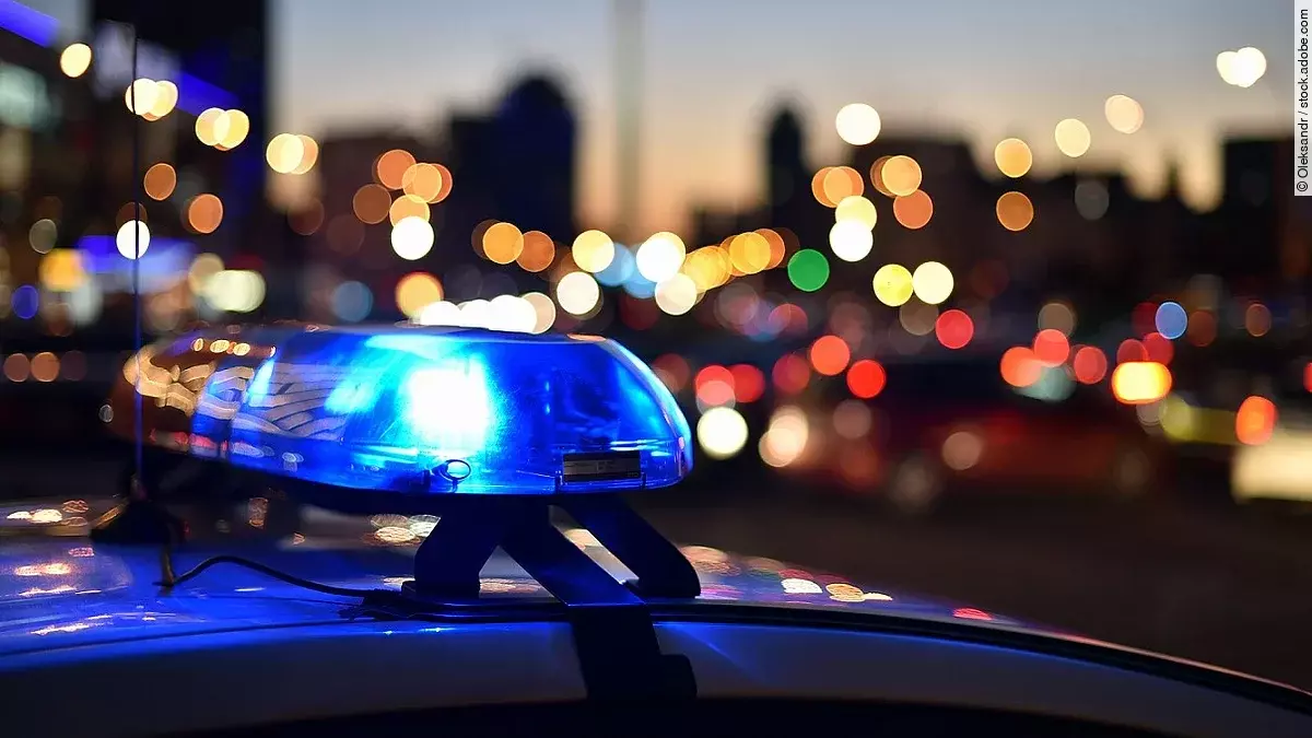 Blaulicht auf dem Dach eines Einsatzfahrzeugs in der Abenddämmerung.