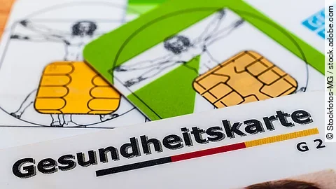 Mehrere Gesundheitskarten liegen übereinander.