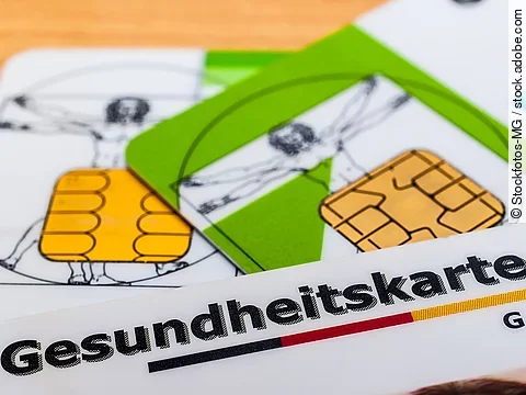 Mehrere Gesundheitskarten liegen übereinander.